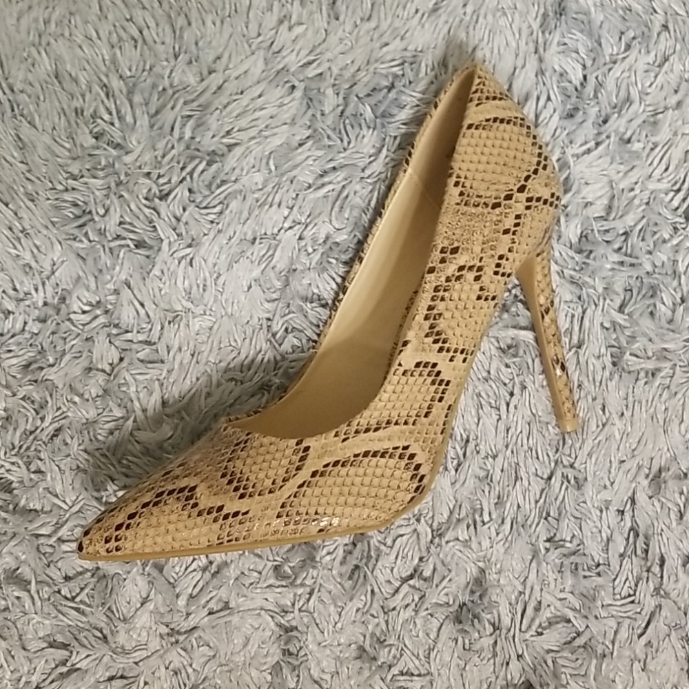 NEVER WORN: TAN HIGH HEELS